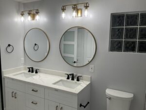 Modern Bathroom floor and cabinet with mirror